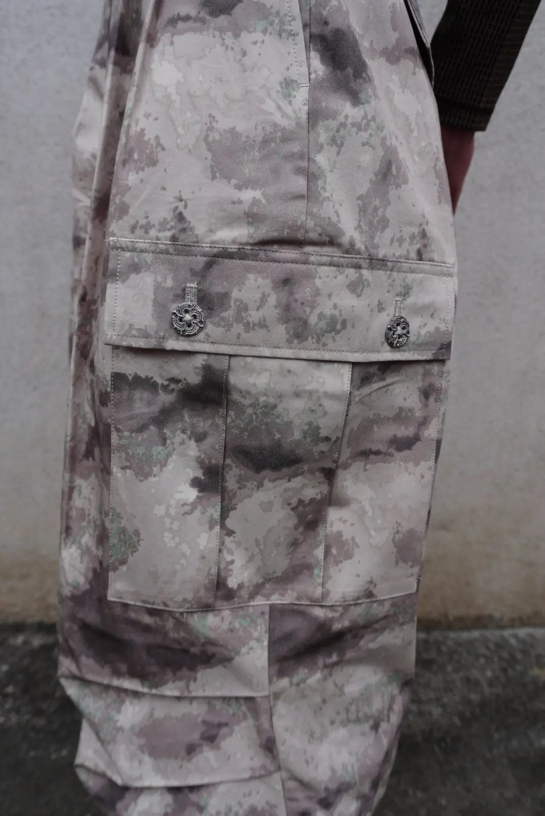 DANGEROUS CAMO WEIRD PANTS - Anann